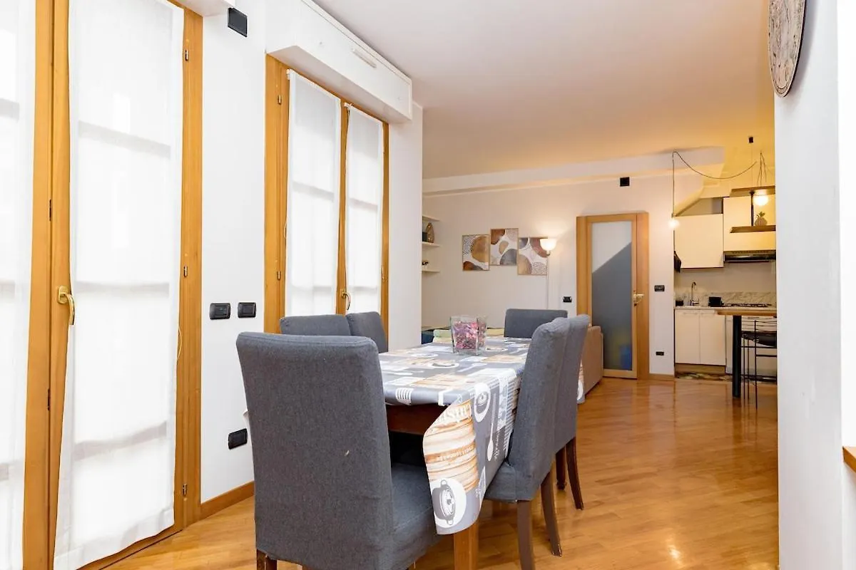 Cozy And Lovely Home - City Center Milan Apartment