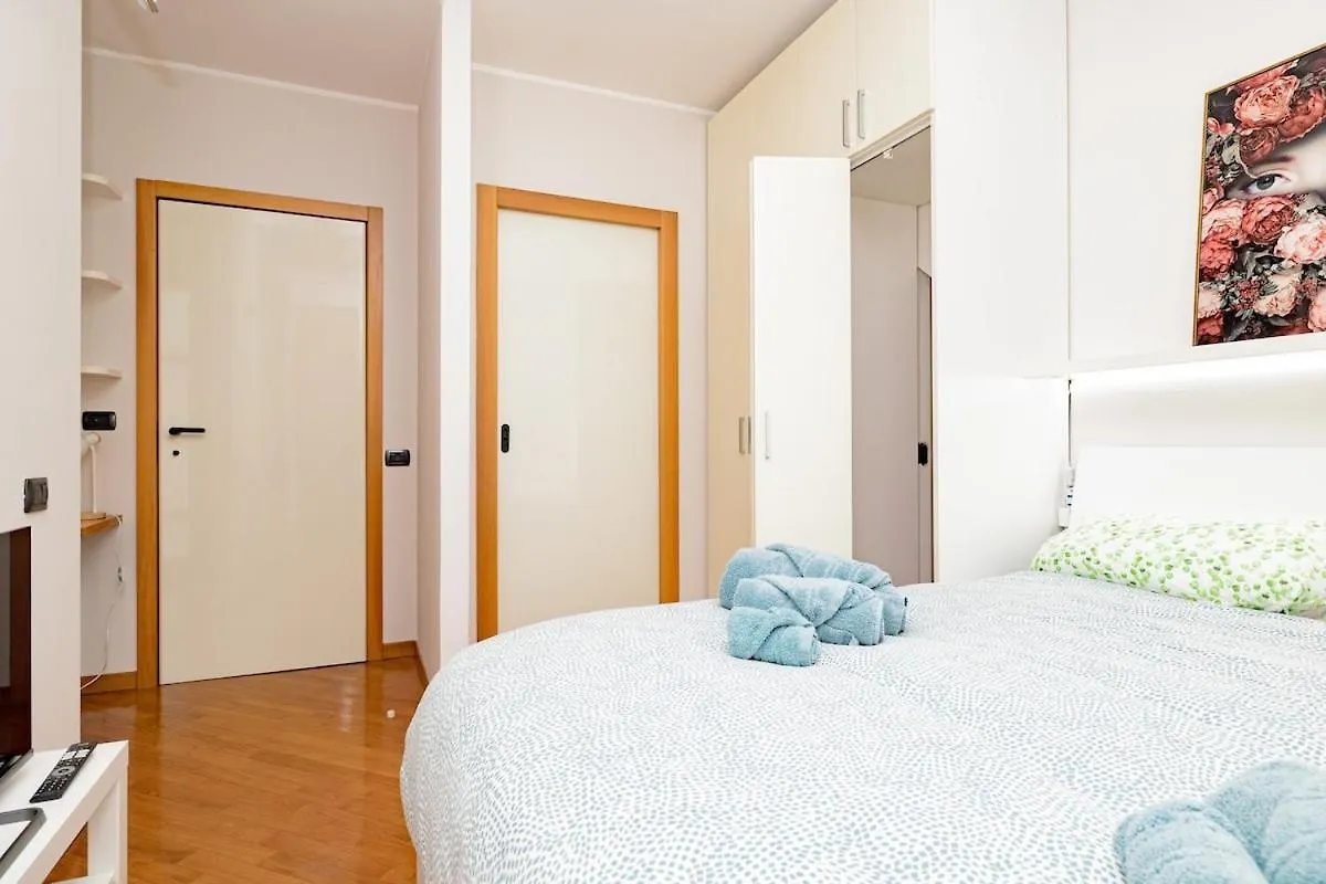 Cozy And Lovely Home - City Center Milan Apartment